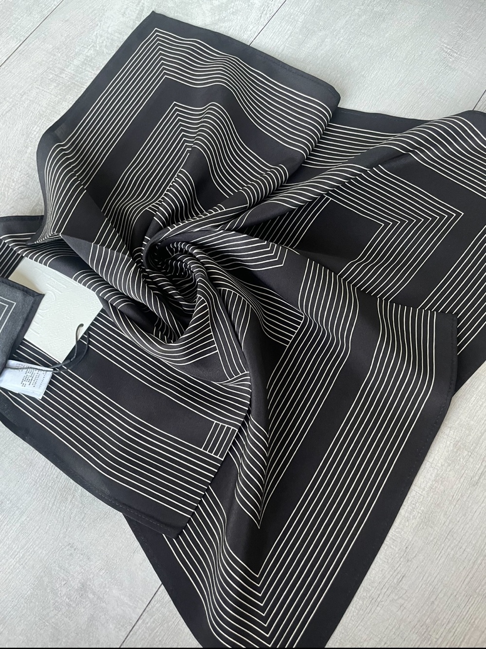 Black & White Geometric Silk Square Scarf Toteme - Picture 2 of 9